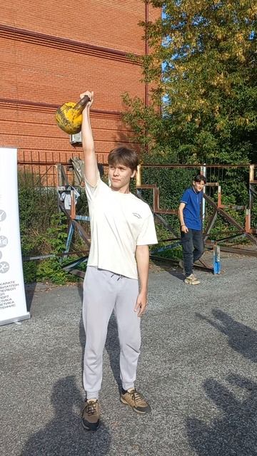 Парень впервые рвёт гирю 16кг - Фестиваль ГТО ТГАСУ #тгутомск #рывокгири #новичок #школа #некоглай