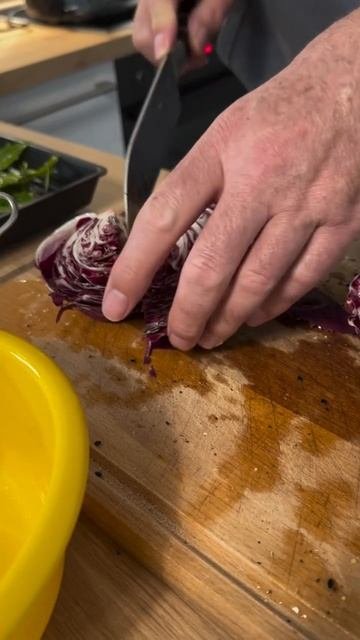 Равиоли с горохом и мятой и тушеной календулой, радиккио из айрфайера и запеченный цикорий