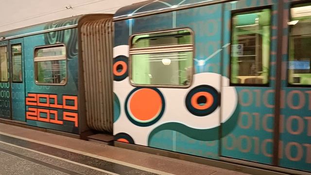 Новый поезд метро.