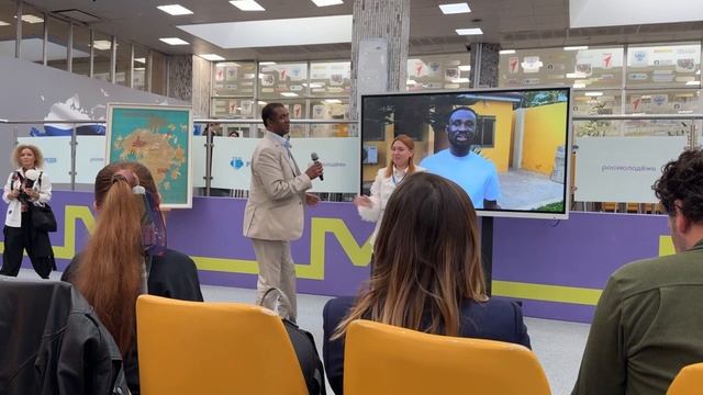 Торжественное открытие Африканской выставки рисунков в РУДН. Выбирайте картины для выставки