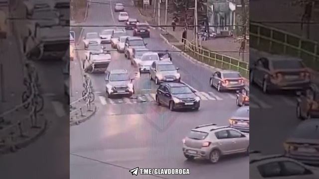 Таксист выкрутил руль и въехал в Леху