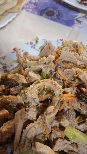 салат Хе из говяжьего рубца кутаб с зеленью и сыром сулугуни шурпа из говяжих замков