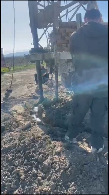 Роторное бурение скважины для виноградника