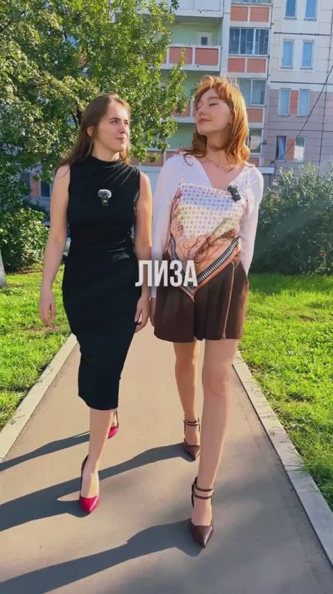 На День города Лиза и Аня идут выбирать себе москвичей.