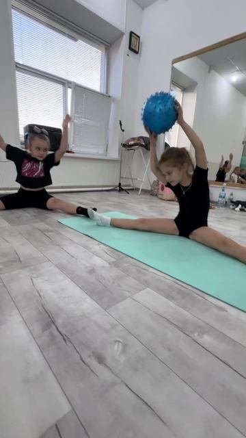 Упражнения с мячами для детей 5-9 лет