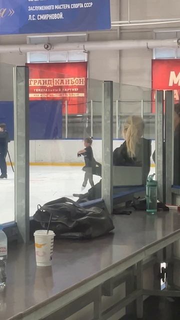 Вот так надо прыгать, показывает женщина руками на видео 🤣