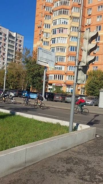 Тем временем13.09.2025...Москва...Праздничное утро на Б.Академической улице