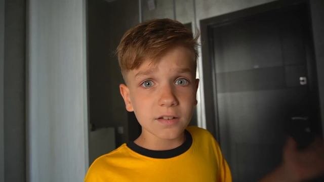 Марк распаковывает машинки Hot Wheels серии Nonstop