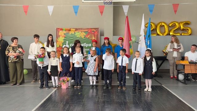 День знаний. Выступление первоклассников