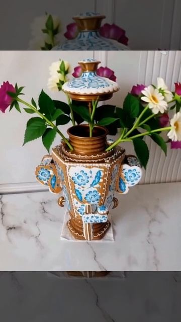 Самовар из медовых пряников и цветы.