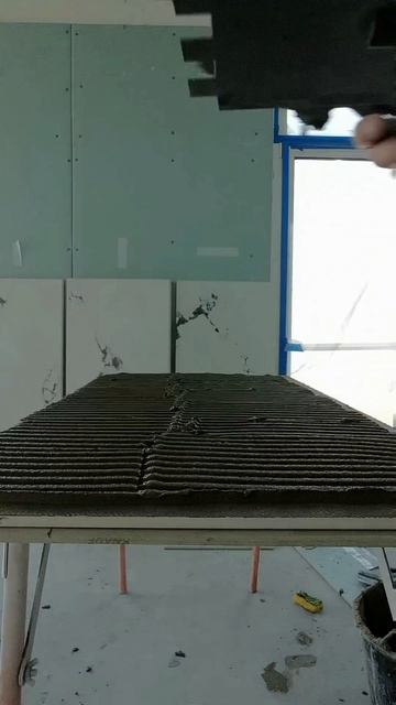 как быстро нанести клей на плитку #tile#плиточник#керамогранит