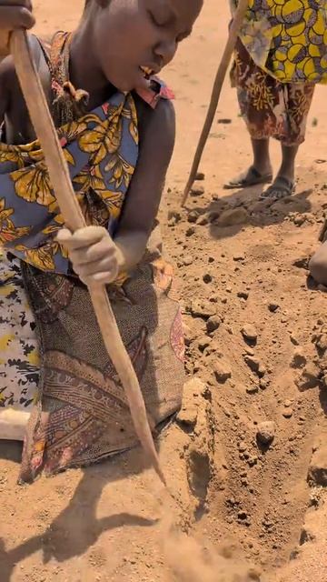 сын вождя племени Шаба и его жена охотятся на сурка который только что угодил в норку