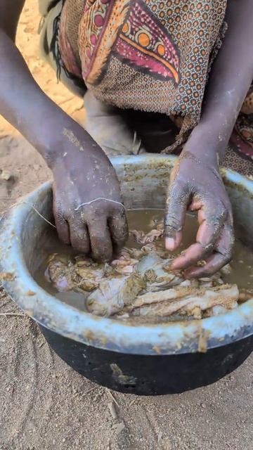 В племени бушменов перед готовкой потроха тщательно промываются