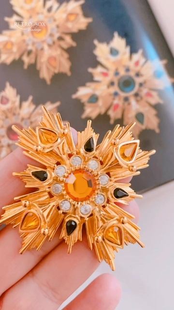 JOAN RIVERS Брошь Мальтийский крест с медовым кристаллом