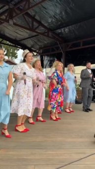 Допустим хор поет