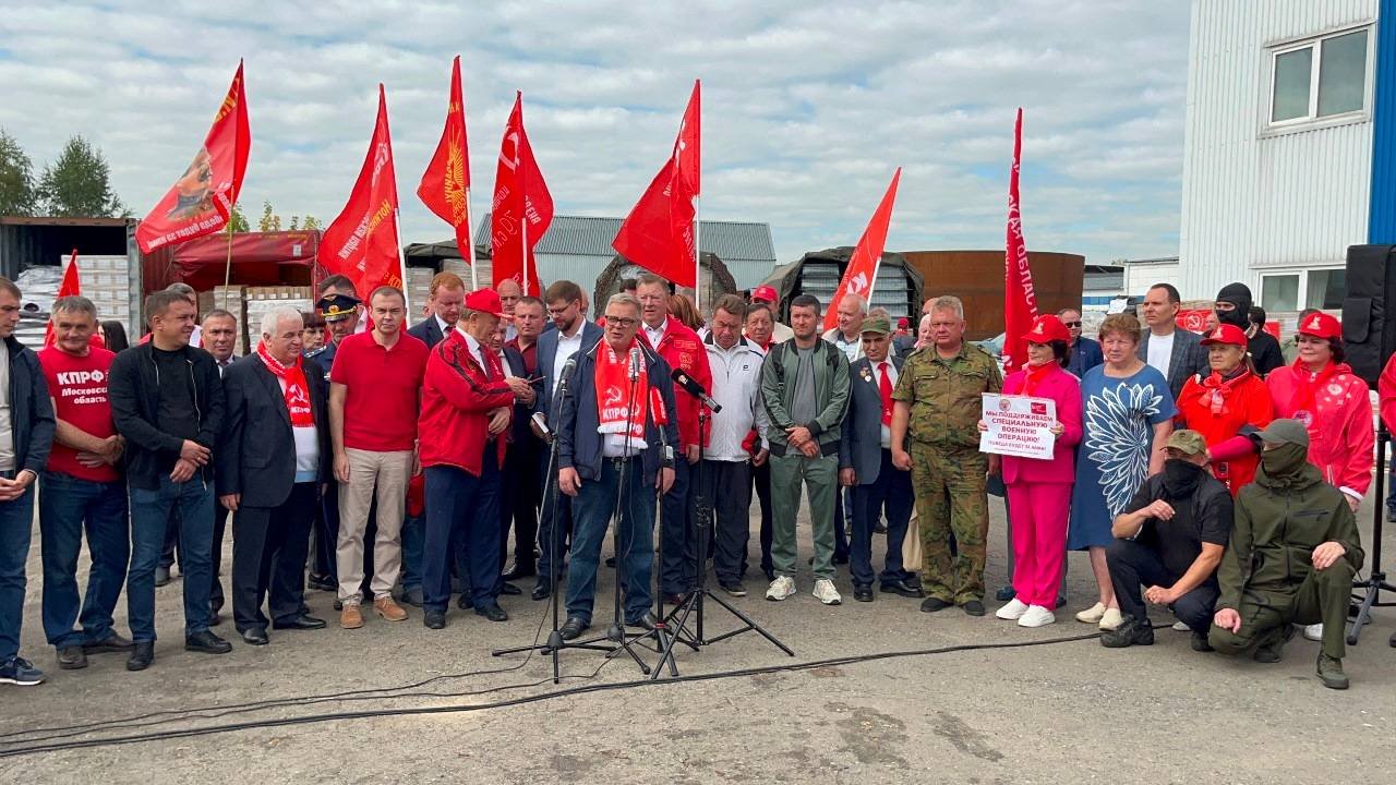 Принял участие в отправке 143 гуманитарного конвоя от КПРФ на СВО