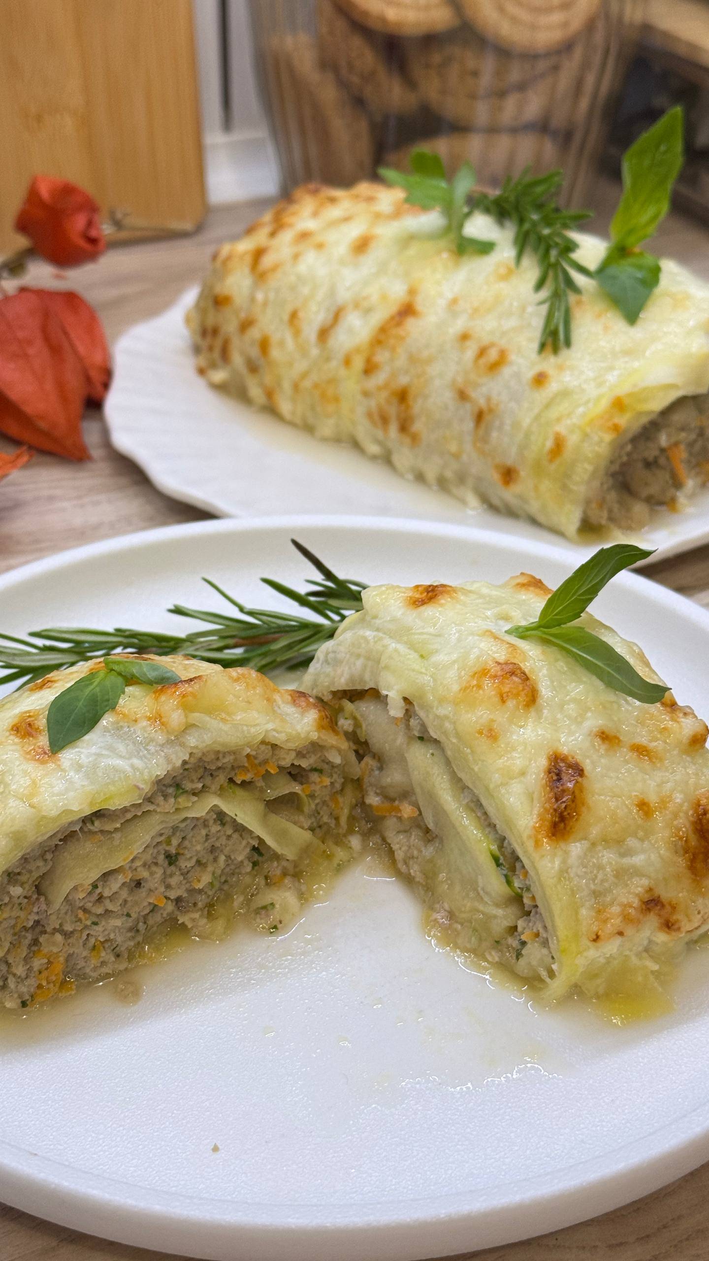Рулет из кабачка или цукини с мясной начинкой под сырной корочкой. Сохраните рецепт!