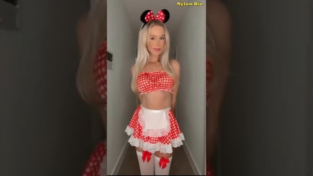 Сногсшибательная Эмили 😍 ✨ Легендарная модель в капроновых чулках и на каблуках.