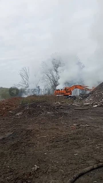 В Челябинске загорелась несанкционированная свалка у хитрого мостика