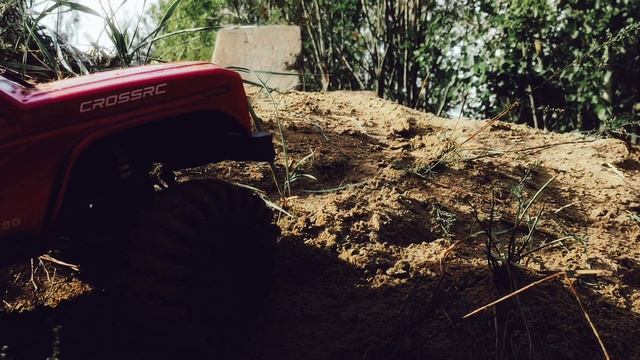 Заряженный красный дьявольский радиоуправляемый грузовик Bison 6x6 Crossrc