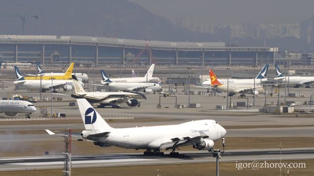 Грузовой Боинг 747 израильской компании Challenge Airlines IL приземляется в аэропорту Гонконга.