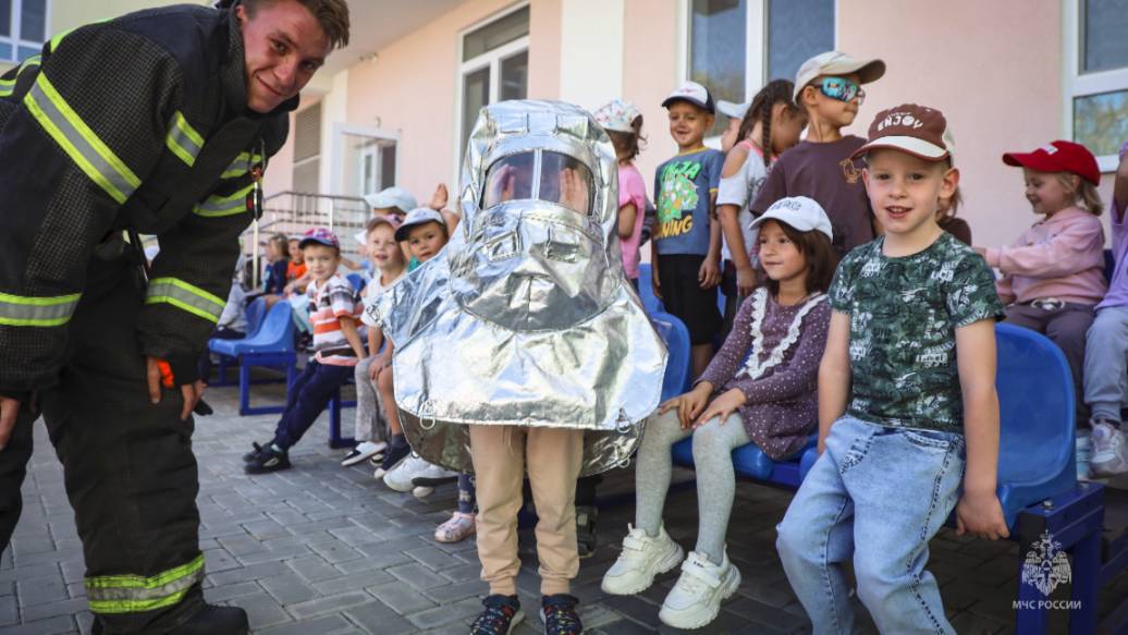 Самым маленьким рассказали о безопасности сотрудники МЧС России по Севастополю, побывав в детсаду