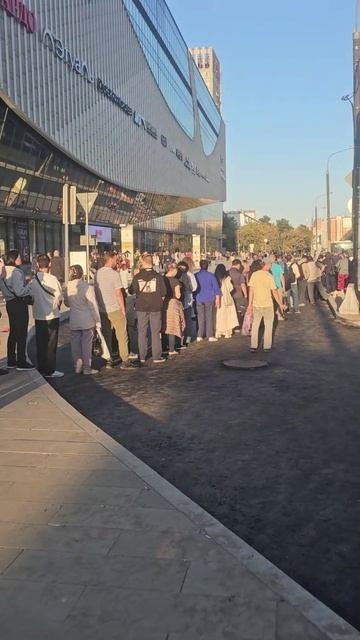 Не хотите в эту очередь? Тогда выбирайте Москву.