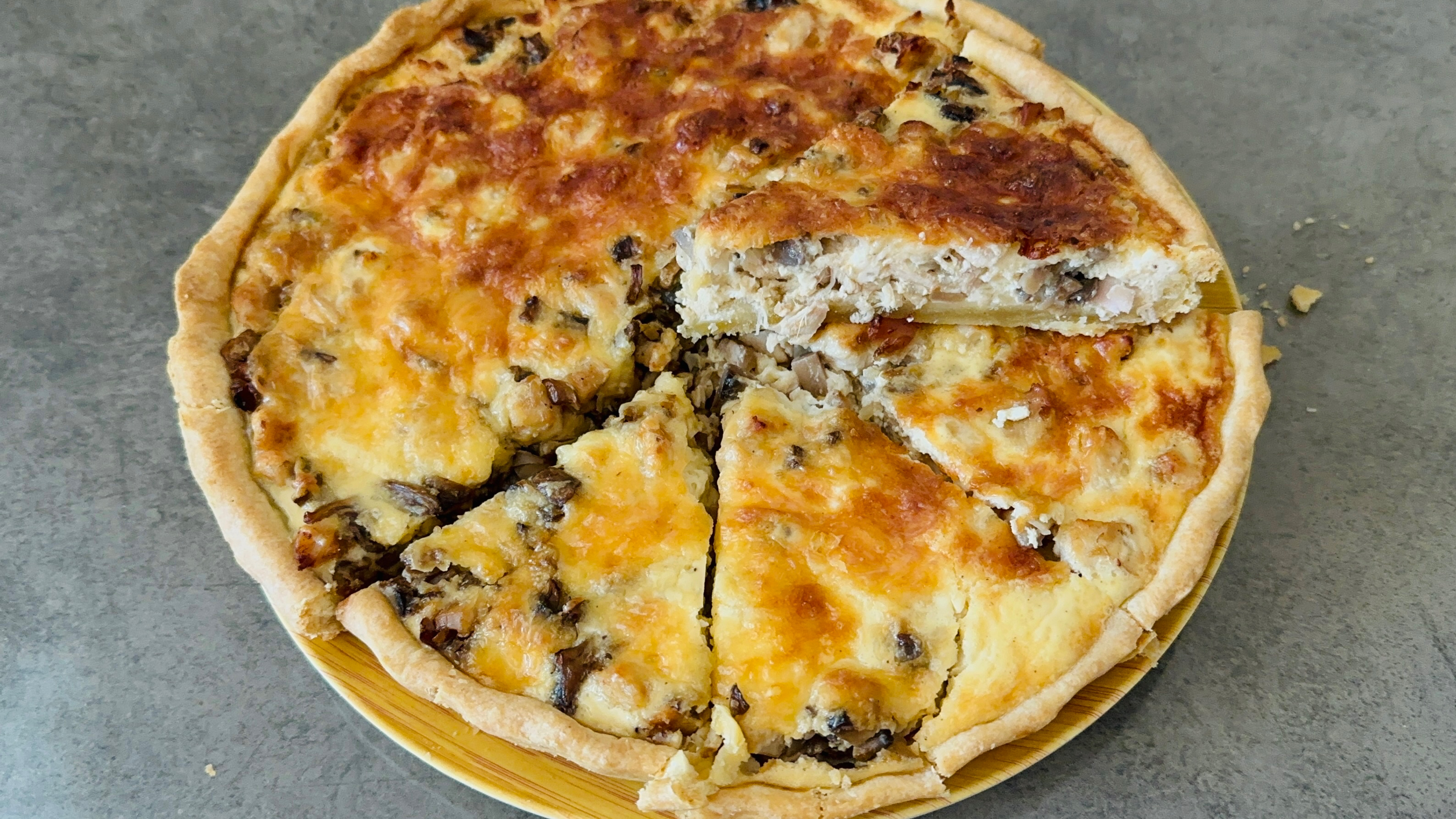 Киш с курицей и грибами из песочного теста / Пирог Киш с курицей и грибами в духовке