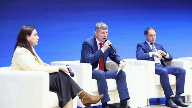 Политический доклад с параллельных миров, Министр экономического развития России Максим Решетников н