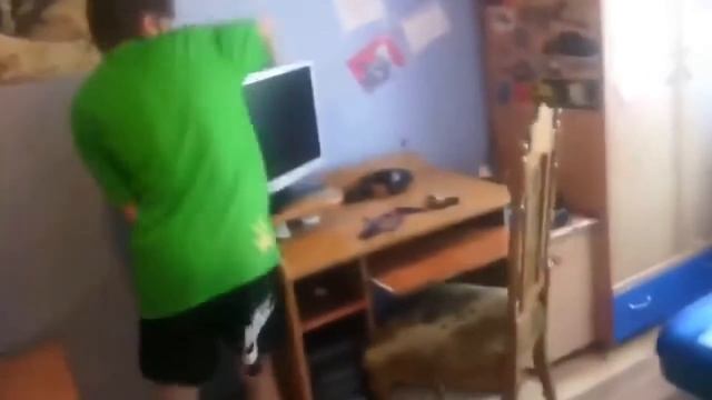 @Korn_Fan психует и разбил свой компьютер (мем)