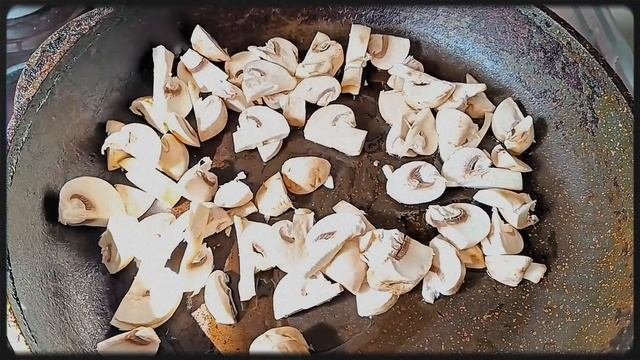 Приготовление домашней пиццы🥰🍕