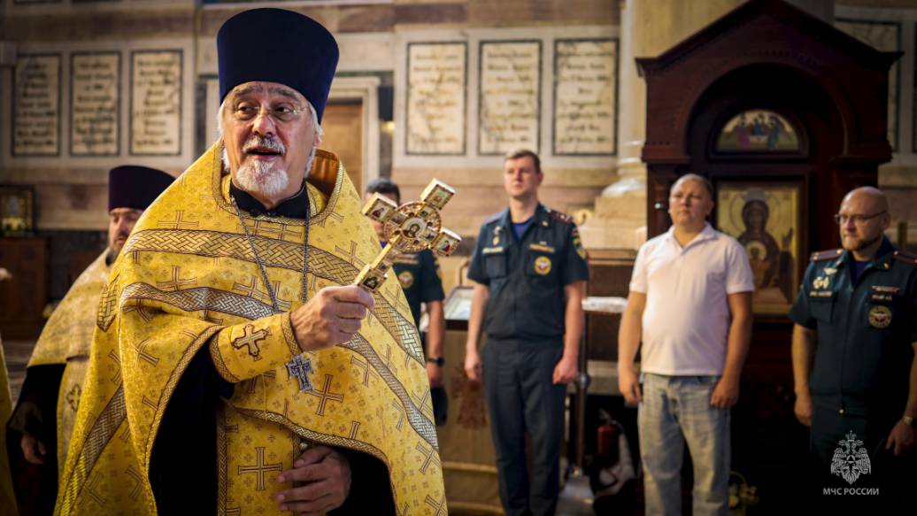 В день иконы «Неопалимая Купина» в Севастополе состоялся молебен для сотрудников МЧС России