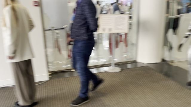 Участников Московского Форума стран БРИКС встречают роботизированные фигуры.
