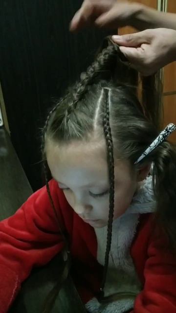 Очень милая причёска.