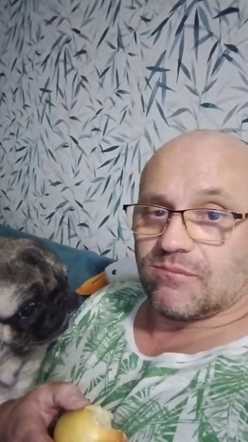 Марик ест яблоко!