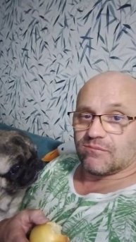 Марик ест яблоко!