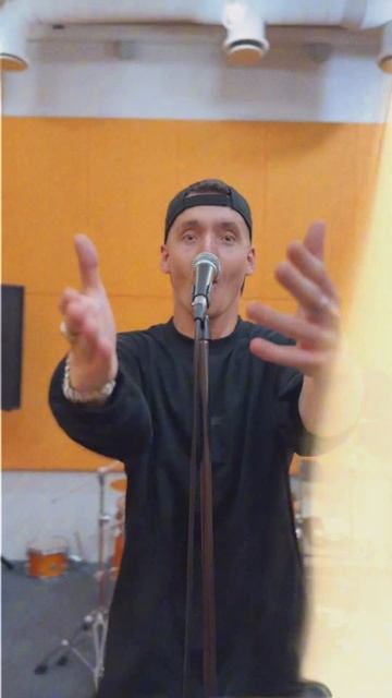 Руки в потолок