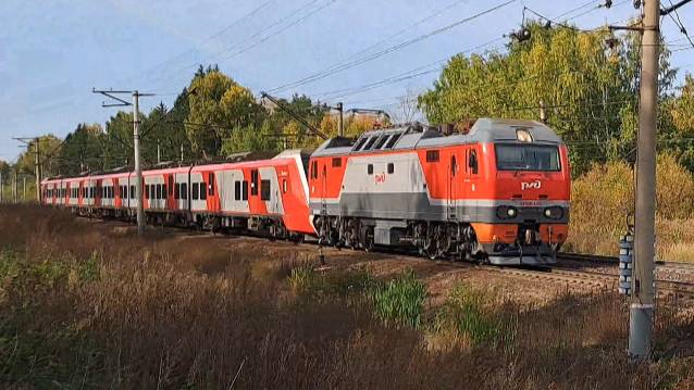 ФИНИСТ СЛОМАН. ЕГО ТЯНЕТ ЭЛЕКТРОВОЗ. ВСТРЕТИЛ СЕМЬ ПАССАЖИРСКИХ ПОЕЗДОВ.