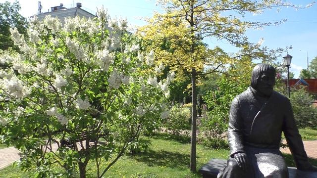 МОСКВА.  Сквер на Пресне. ПРОМЫШЛЕННИК ПРОХОРОВ.