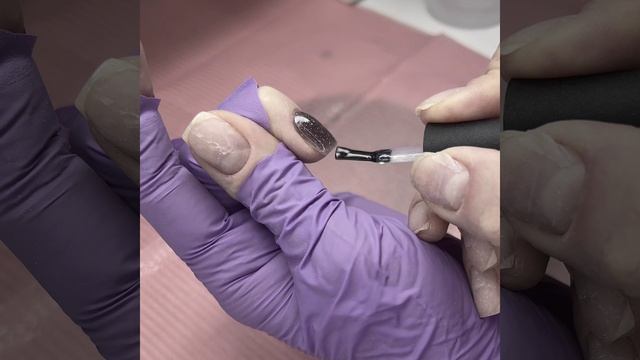 Модный маникюр на короткие ногти в салоне красоты. Осенний маникюр.