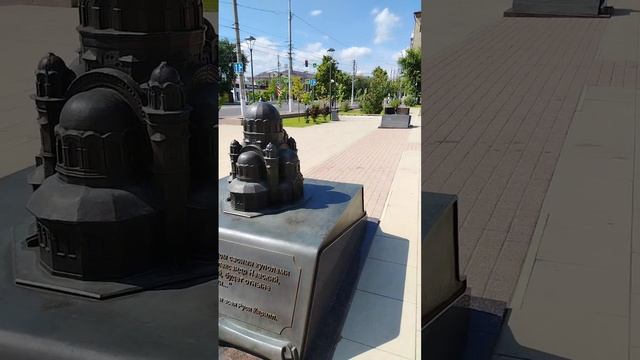 сквер Строителей в центре Волгограда