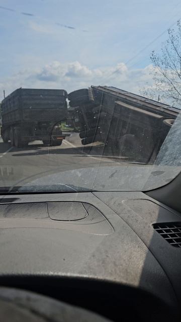 На грузовике прицеп упал