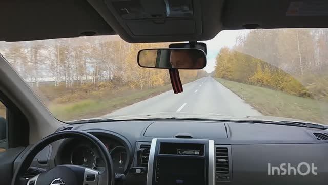 Золото берёз и яркая зелень полей.