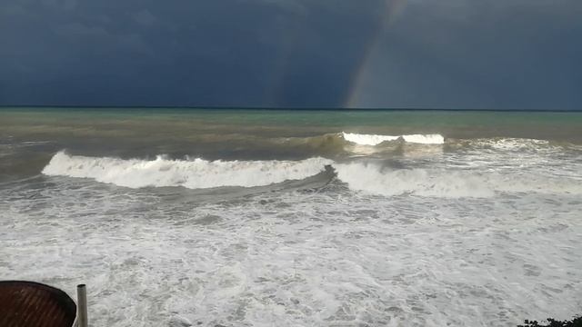Море бывает грозным. И радуга над морем