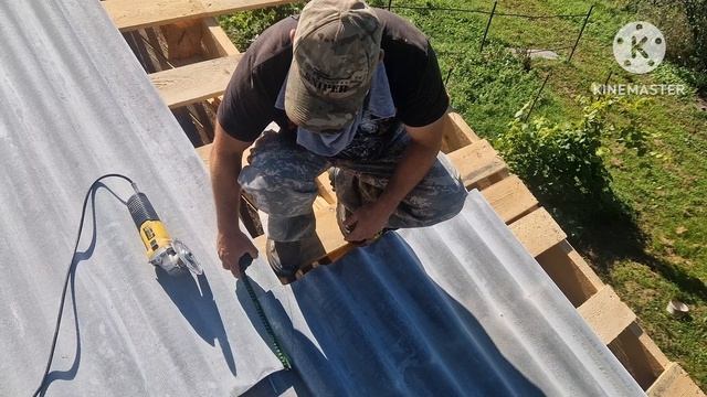 Укладка шифера на доме из бруса.