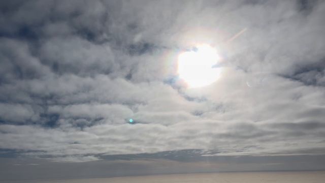 Самолёт между двумя слоями облаков.