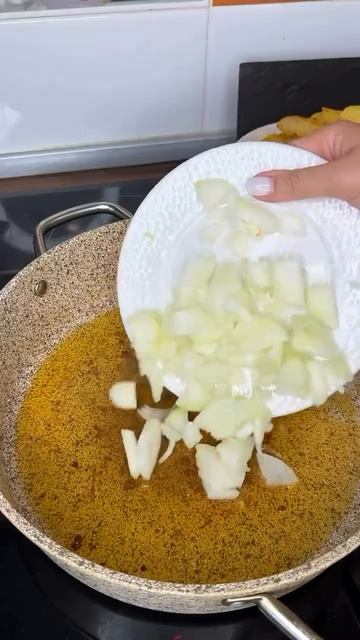 Жареные картошка с курицей и овощами курица картошка