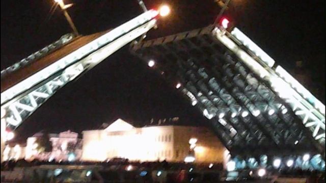 Как разводят мосты в Санкт - Петербурге ночью.