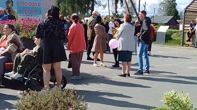 Духовой оркестр на сельской площади.