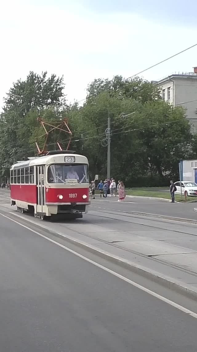 Москва. Трамвайный вагон № 1897 модели Tatra T3SU следует по Волочаевской улице.